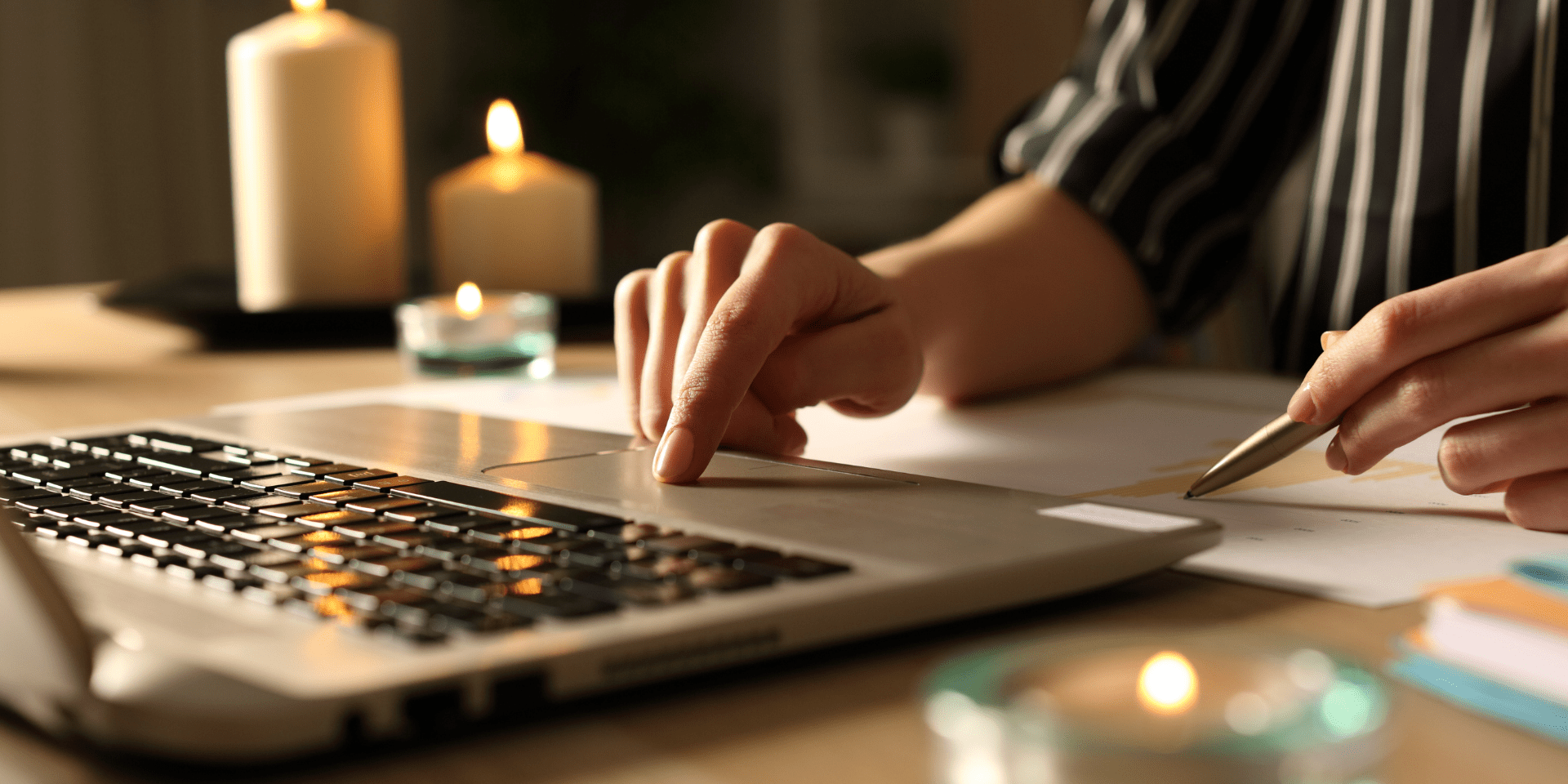 Werken op een laptop met kaarsen aan
